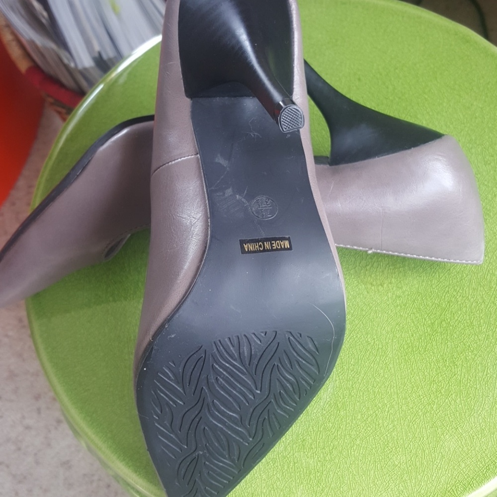 Pumps - Picture 3 of 3